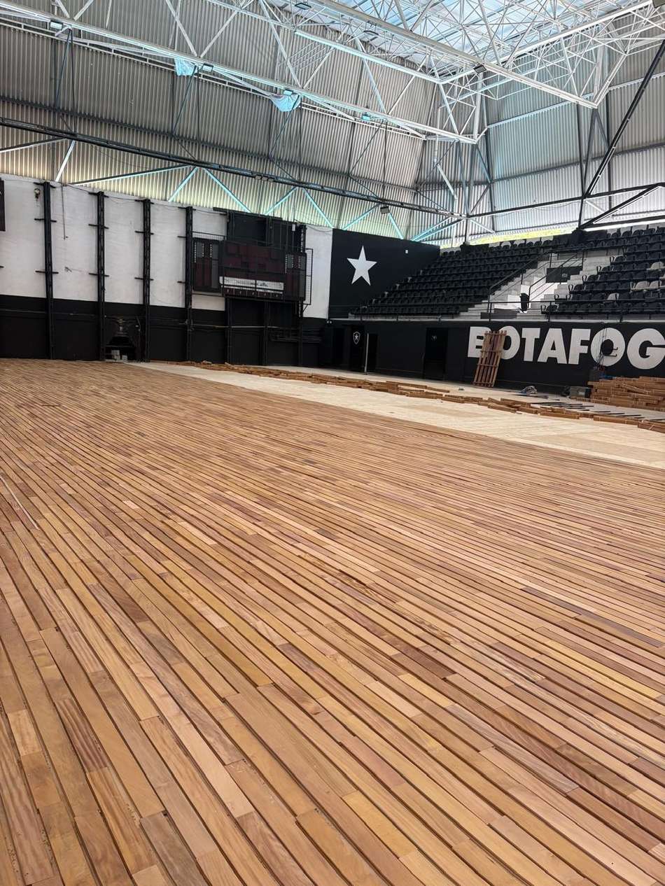 Ginásio do Botafogo em obras para instalação do novo piso (Foto: Reprodução)