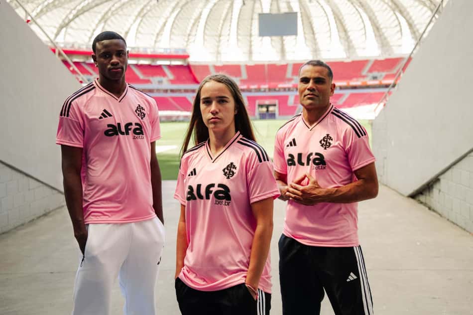 Camisa do Internacional em alusão ao Outubro rosa (Foto: Filipe Maciel)