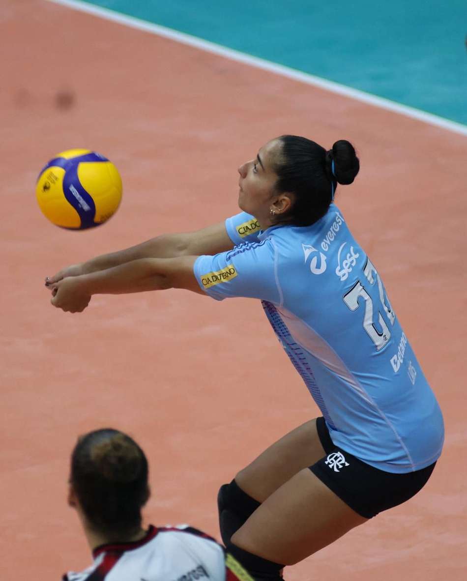 Laís em ação no Carioca de vôlei feminino 2025