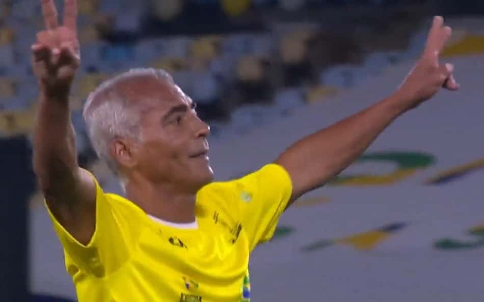 Romário dá 'aula' de futebol com hat-trick em Brasil x Itália no Maracanã