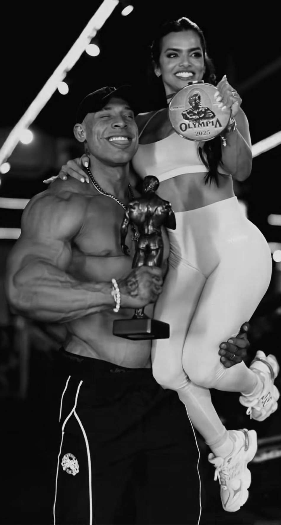Ramon Dino e sua esposa, Vitória Viana, com a medalha do Mr. Olympia 2025 (Foto: Reprodução/Instagram)