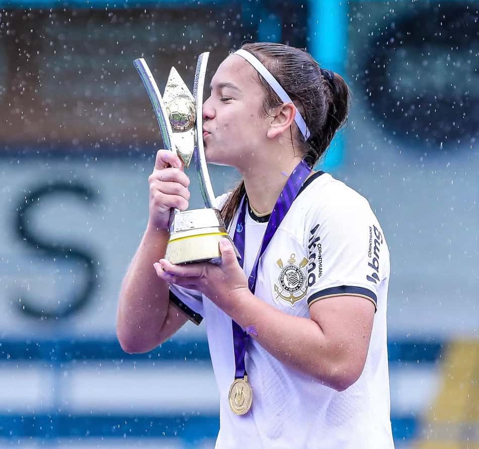 Pepê foi campeã do Brasileirão Feminino Sub-17 pelo Corinthians. (Foto: reprodução/redes sociais)
