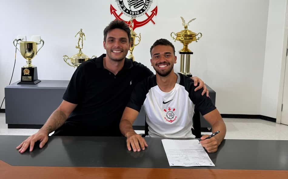 Corinthians assina renovação com joia observada por Dorival
