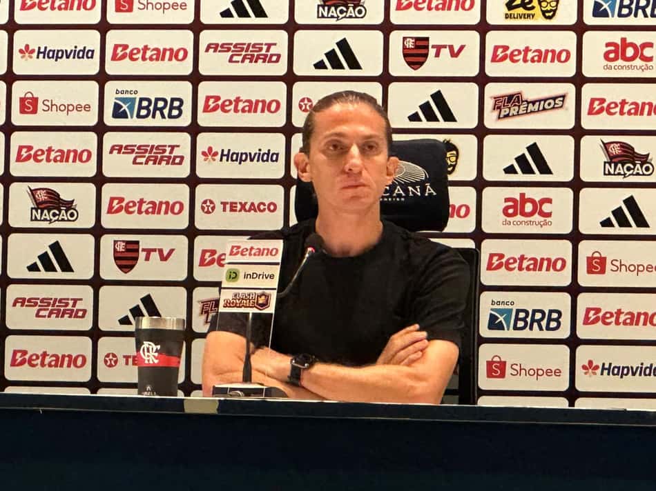 Filipe Luís em coletiva do Flamengo depois do duelo contra o Palmeiras (Foto: Lucas Bayer/Lance!)