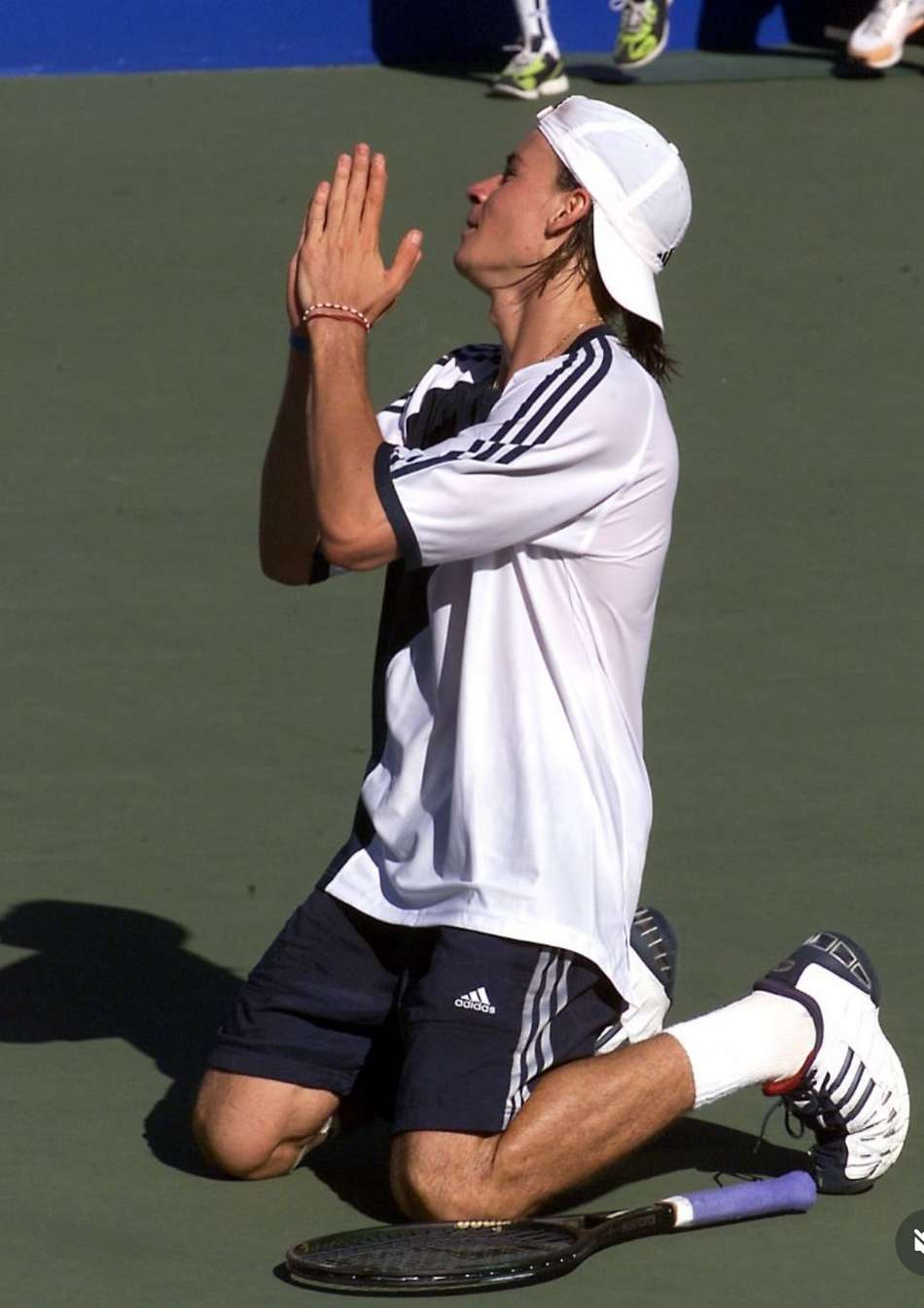 O argentino Guillermo Coria pedindo o apoio da torcida na final de 2002 do Brasil Open contra Guga (Fotojump)