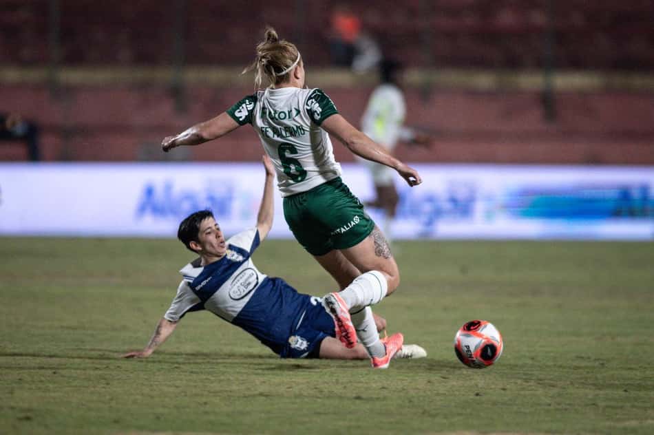 Gaetán disputa bola com Fê Palermo na Ladies Cup. (Foto: Divulgação: Guilherme Veiga/ Brasil Ladies Cup)