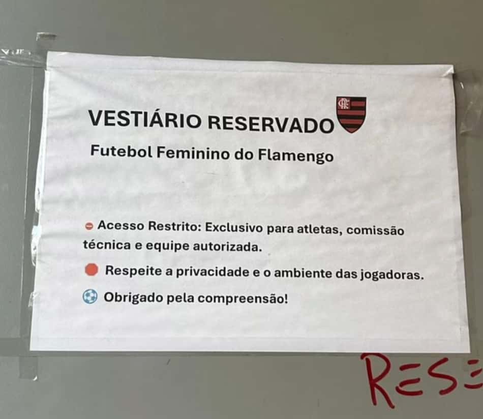 Vestiário do Flamengo feminino no CFZ. (Foto: reprodução/Dibradoras)