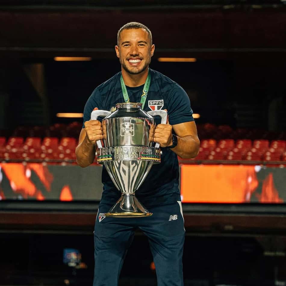 Allan Barcellos, do São Paulo, levantou a taça em 2024 (Foto: Reprodução)