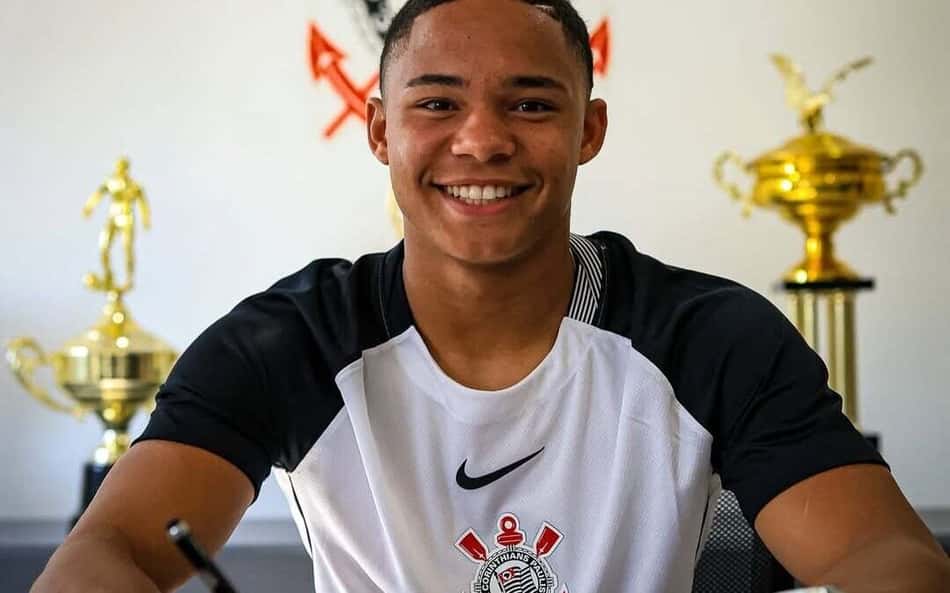 Cebola, promessa da base, assina contrato com o Corinthians e tem multa de R$ 312 milhões