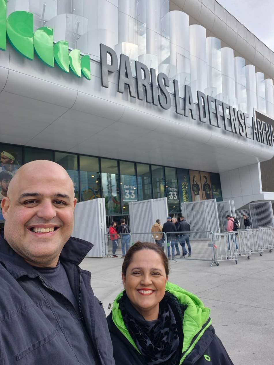 O casal Rodrigo Sullivan e Angélica em frente à La Defense Arena, onde acontece o Masters 1000 de Paris (Arquivo pessoal)