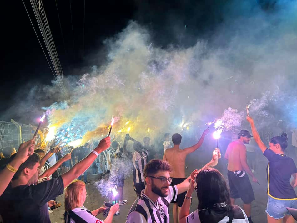 Torcedores do Galo fazem rua de fogo (Artur Henrique/ Lance!)