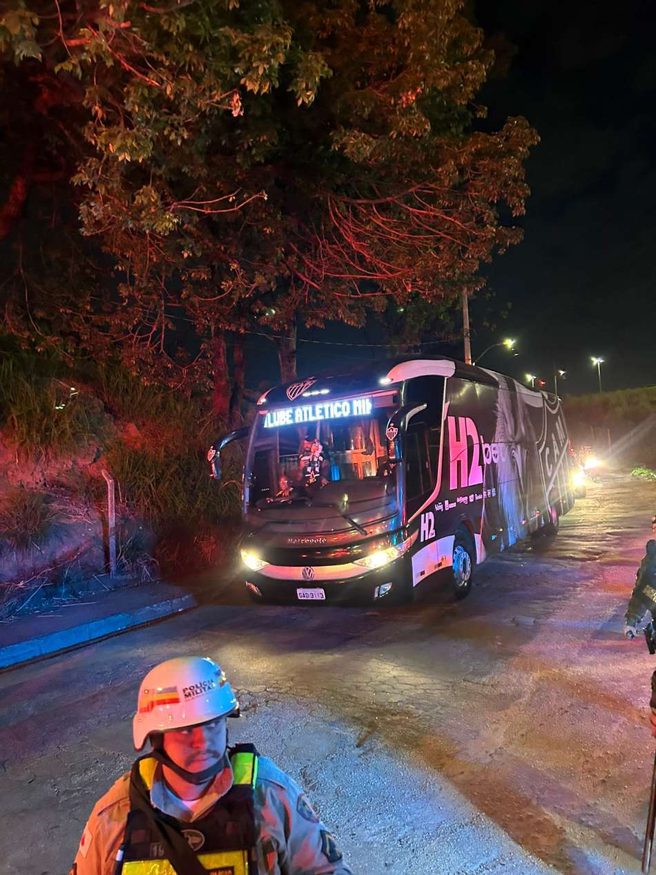Chegada do ônibus do Atlético-MG (Foto: Artur Henrique/ Lance!)