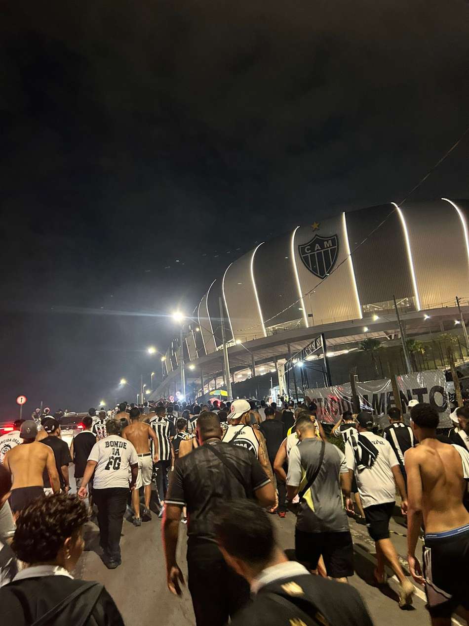 Torcedores nos arredores da Arena MRV (Foto: Artur Henrique/ Lance!)