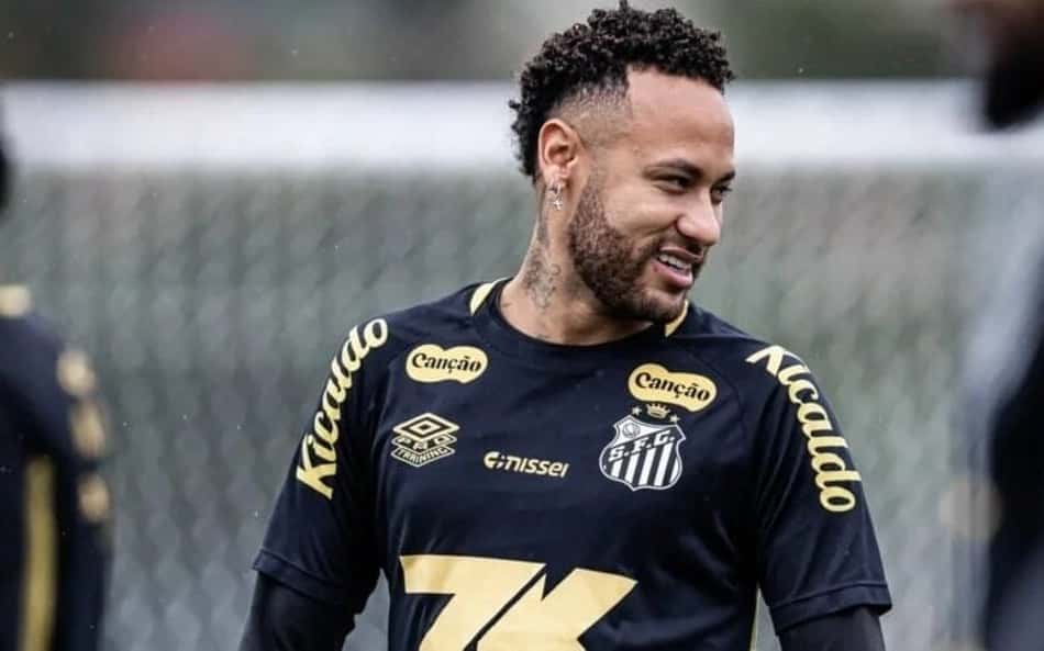 Neymar treina com bola e fica perto de voltar a jogar pelo Santos