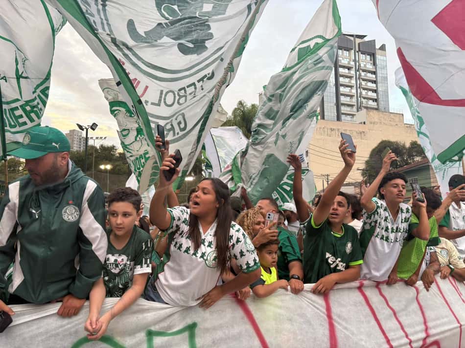 torcida do Palmeiras no arredores do Allianz Parque antes de decisão pela Libertadores