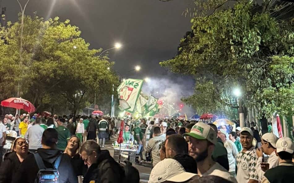 Noche de Copa! Torcida recepciona Palmeiras com corredor de fumaça antes de decisão na Libertadores