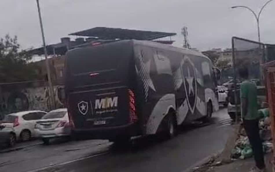Ônibus com jovens do Botafogo fica parado em tiroteio na Zona Norte do Rio