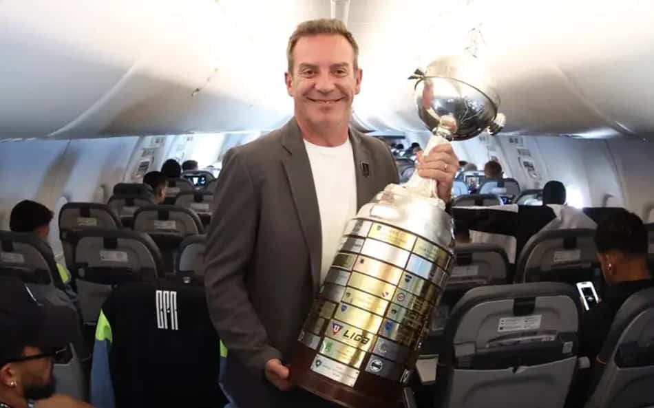 Alexandre Costa, diretor de Operações e Logística, posa com a taça da Libertadores de 2024 (Foto: Vitor Silva/Botafogo)