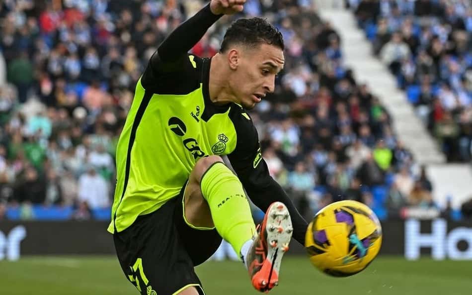 Antony se pronuncia após quase ser atingido por garrafa em jogo de La Liga