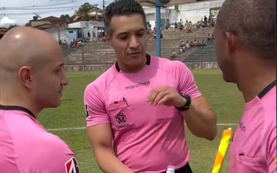 Após apitar jogo do Brasileirão, árbitro passa mal e é levado para o hospital