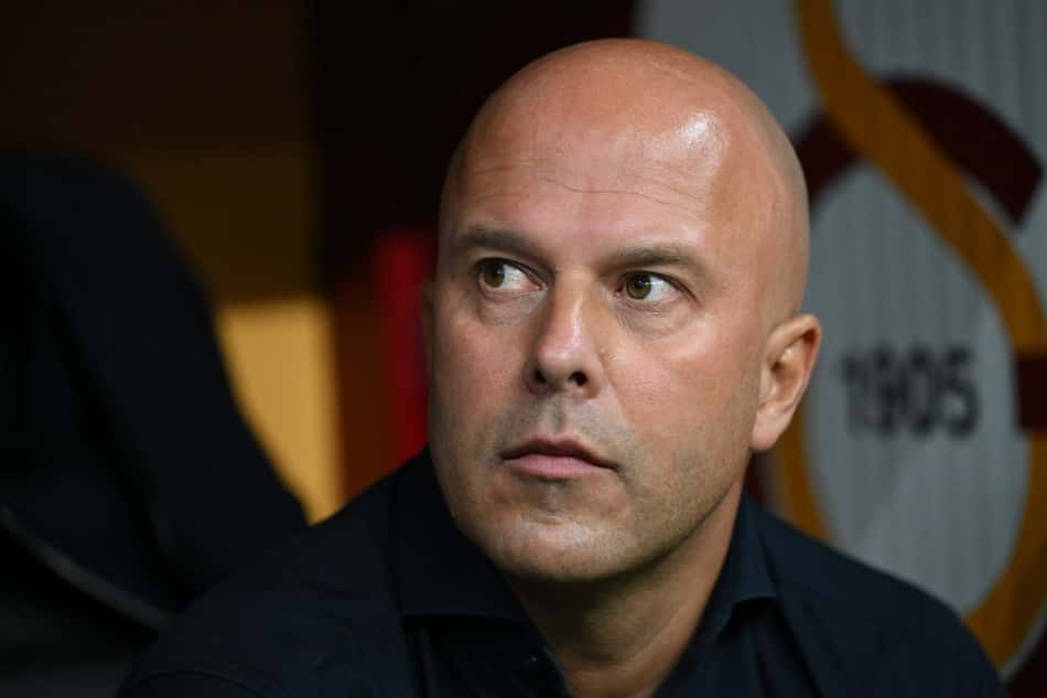 Arne Slot, técnico do Liverpool, durante jogo contra Galatasaray na Champions (Foto: Yasin AKGUL / AFP)