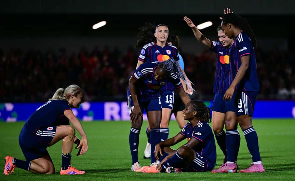 Pela Champions League Feminina, o Lyon venceu o Arsenal por 2 a 1 (Foto: Ben STANSALL / AFP)