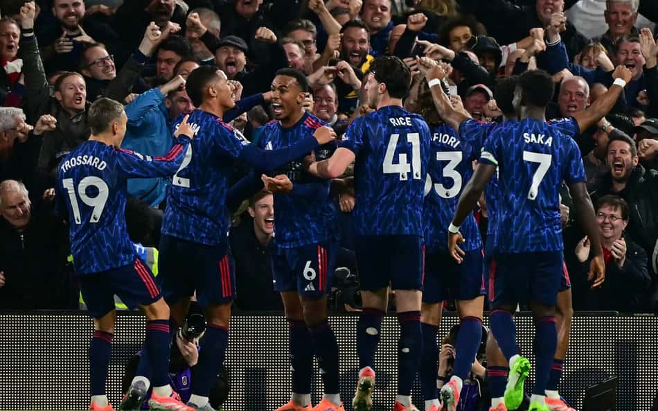 Brasileiro dá assistência, Arsenal vence e mantém liderança da Premier League