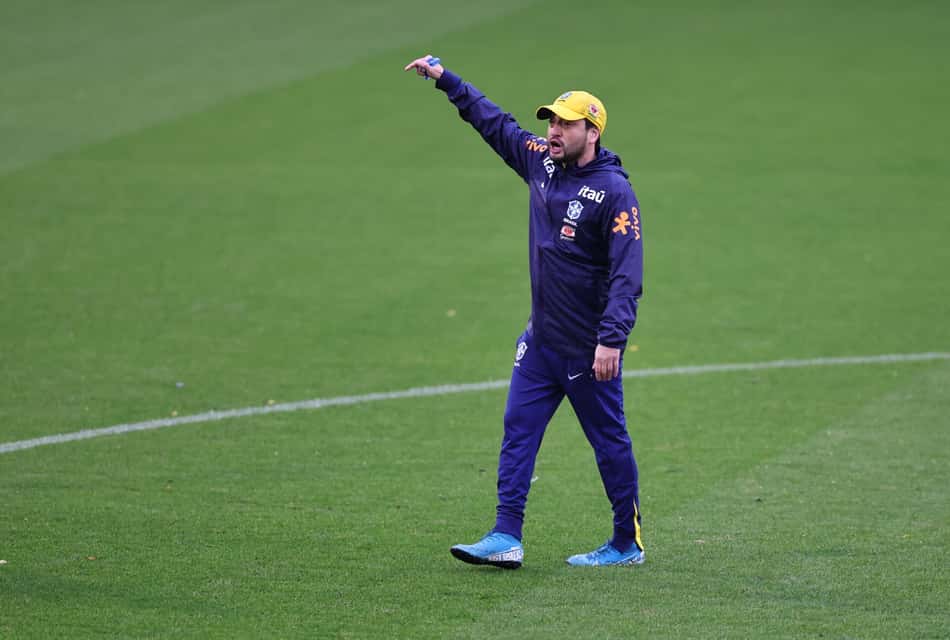 Arthur Elias durante treino da Seleção Brasileira Feminina na Inglaterra