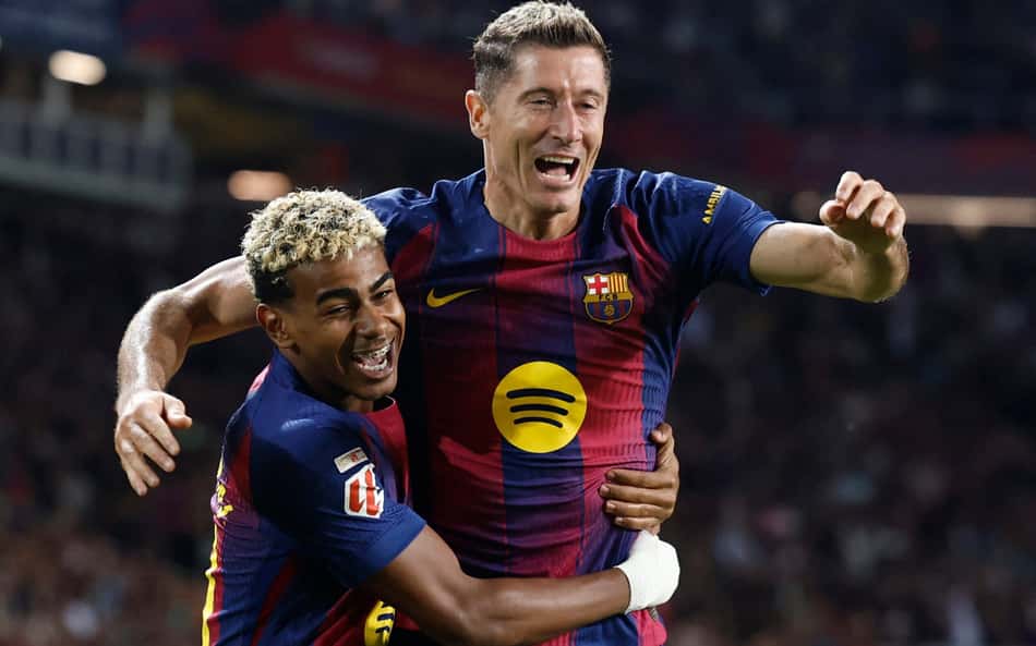 Lamine Yamal e Robert Lewandowski em ação pelo Barcelona (Foto: Josep LAGO / AFP)
