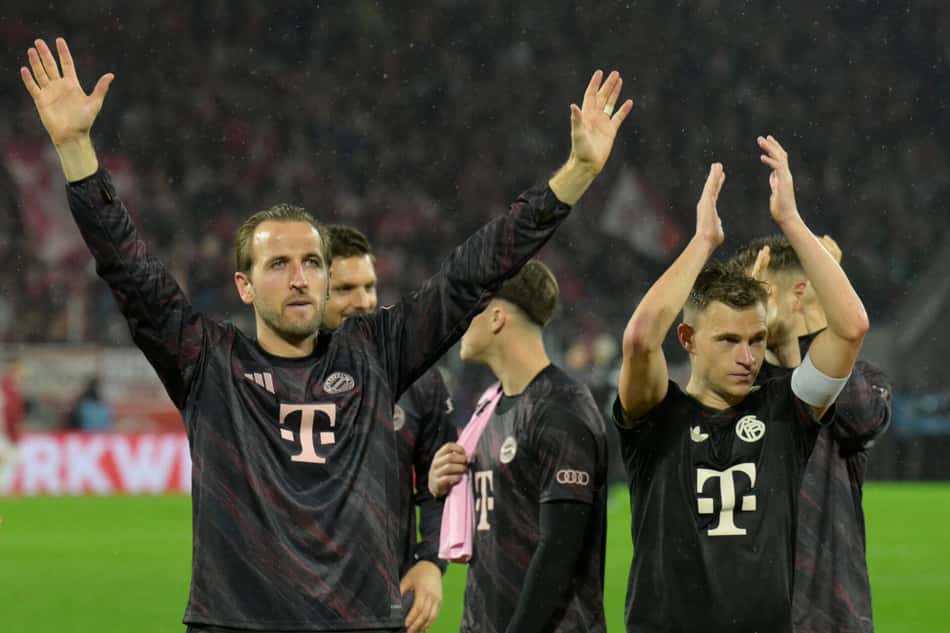 Harry Kane e Joshua Kimmich, do Bayern de Munique, aplaudem torcedores após partida da Copa da Alemanha (Foto: Sascha Schuermann/AFP)