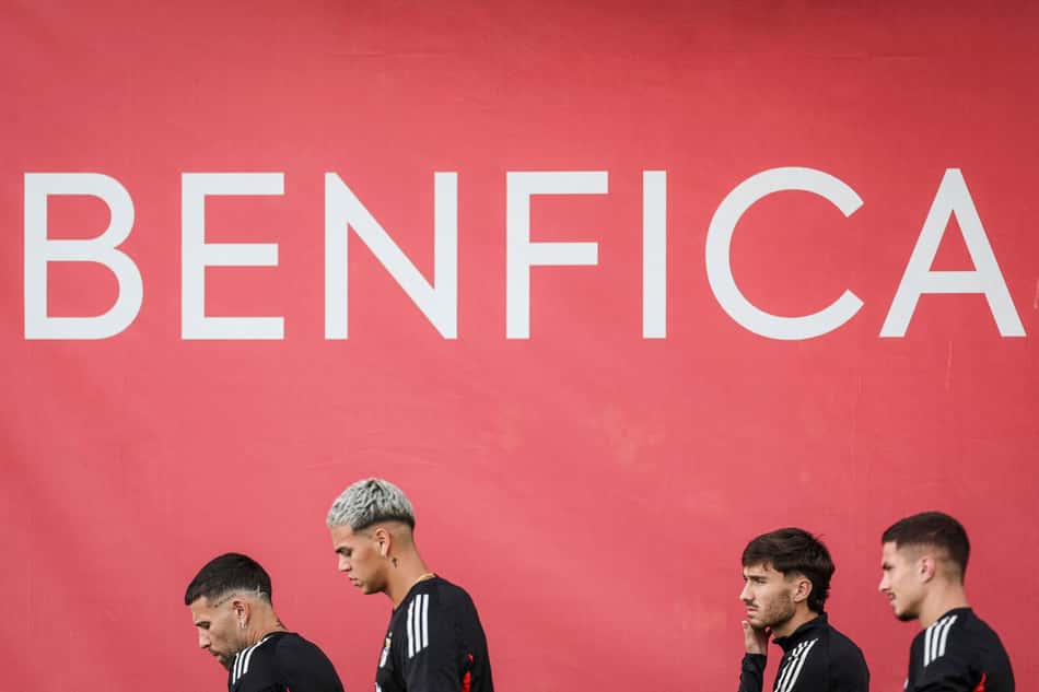 Jogadores do Benfica chegam para treino antes de enfrentar o Newcastle pela Champions League (Foto: Patricia de Melo Moreira/AFP)