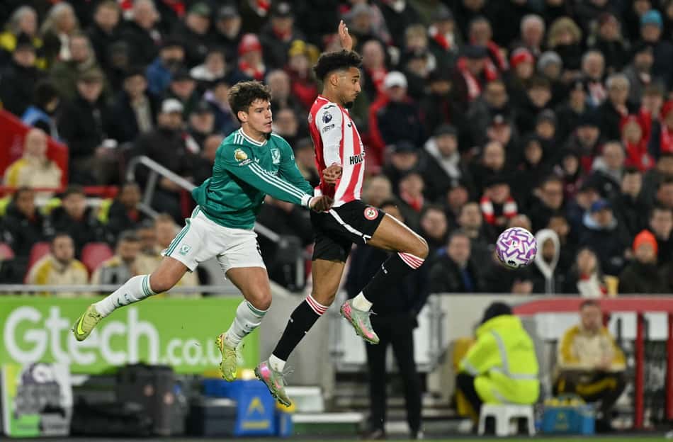 Milos Kerkez disputa bola com Kevin Schade em jogo do Liverpool contra o Brentford (Foto: Glyn Kirk / AFP)