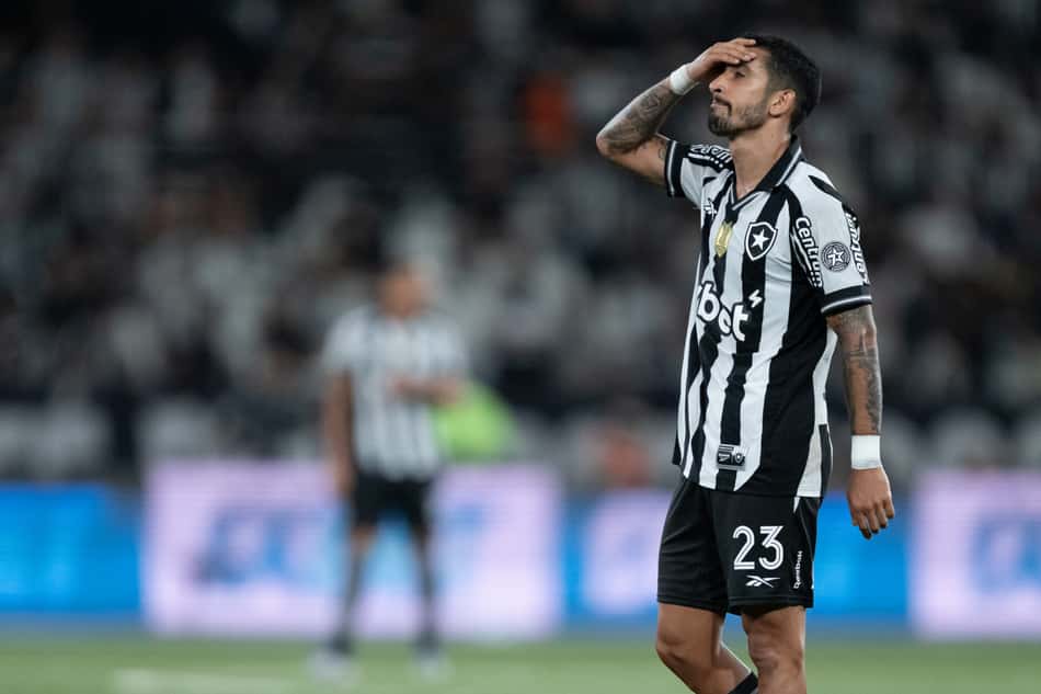 Santi Rodriguez jogador do Botafogo lamenta durante partida contra o Flamengo pelo Brasileirão (Foto: Jorge Rodrigues/AGIF)