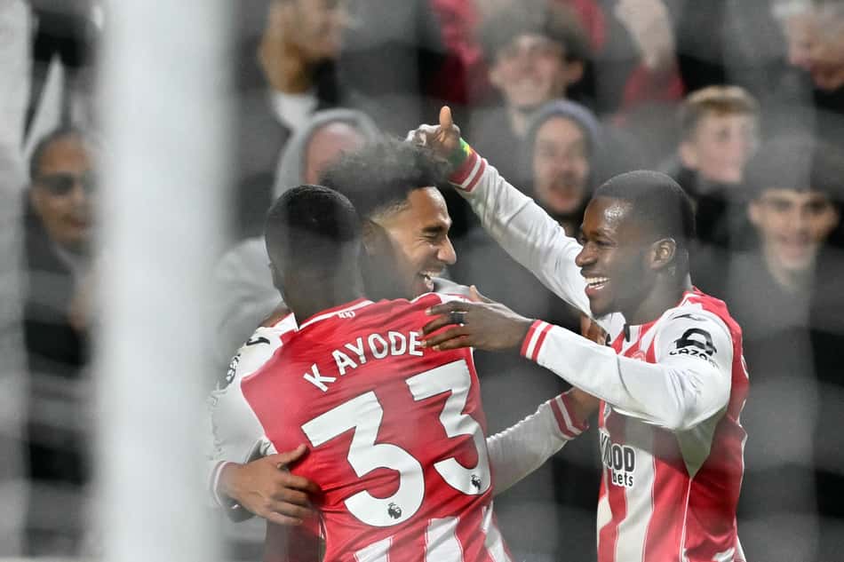 Pela Premier League, o Brentford venceu o Liverpool 3 a 2 (Foto: Glyn KIRK / AFP)