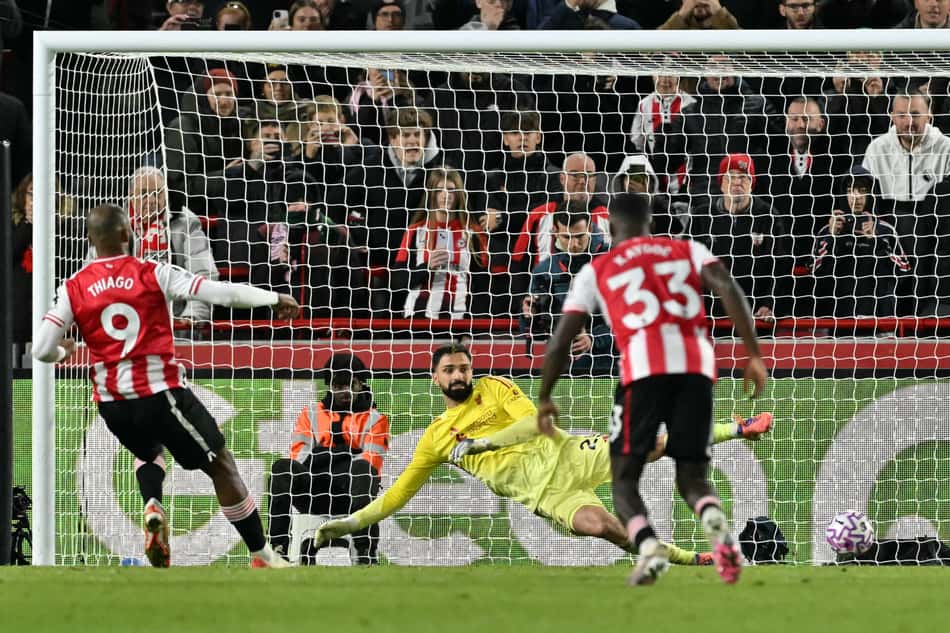 Pela Premier League, o Brentford venceu o Liverpool 3 a 2 (Foto: Glyn KIRK / AFP)
