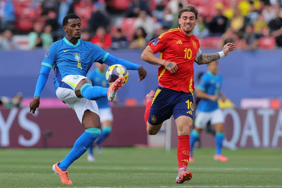 Bruno Alves em ação no jogo do Brasil contra a Espanha pelo Mundial Sub-20 (Photo by Javier TORRES / AFP)