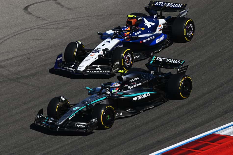 Kimi Antonelli e Carlos Sainz em disputa no GP dos Estados Unidos pela F1 2025 (Foto: Clive Mason/Getty Images/AFP)