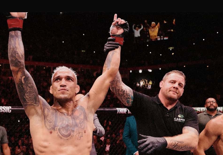 Marc Goddard anuncia vitória de Charles do Bronx no UFC Rio (Foto: Reprodução/X: @marcgoddard_uk)