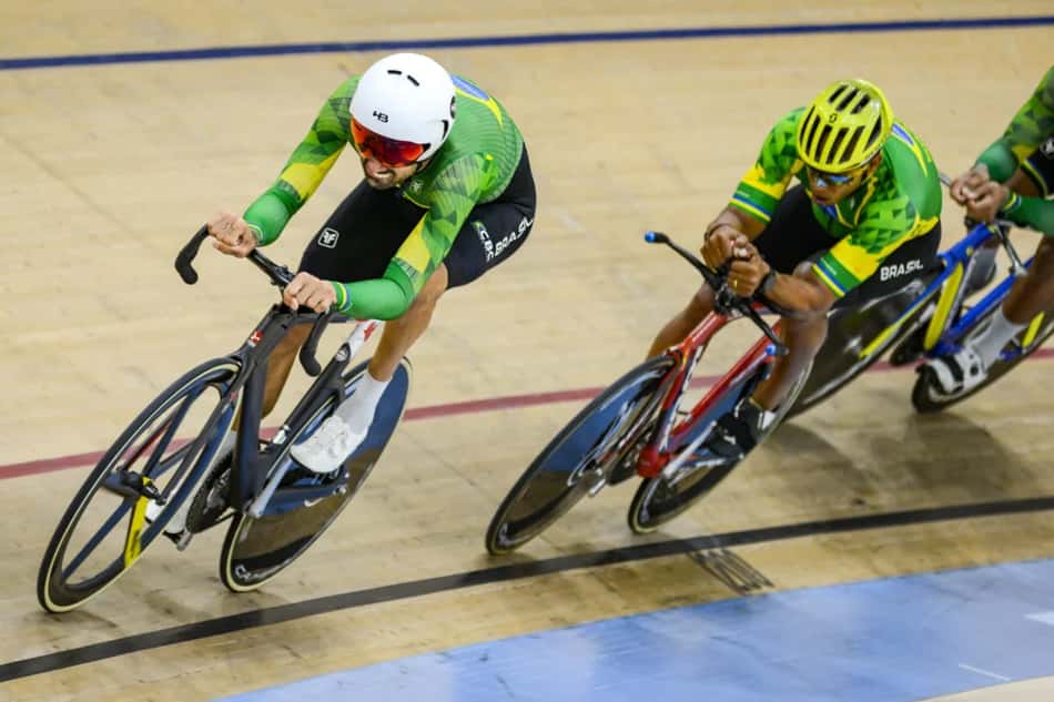 Seleção Brasileira durante a sessão de treinos no Velódromo Olímpico do Rio de Janeiro. (Foto: Luis Claudio Antunes/CBC)