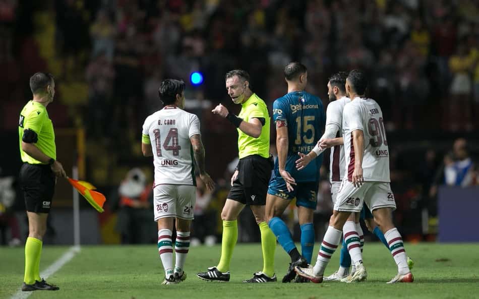 Jornalistas não perdoam Claus por erro em Sport x Fluminense: 'Inacreditável'