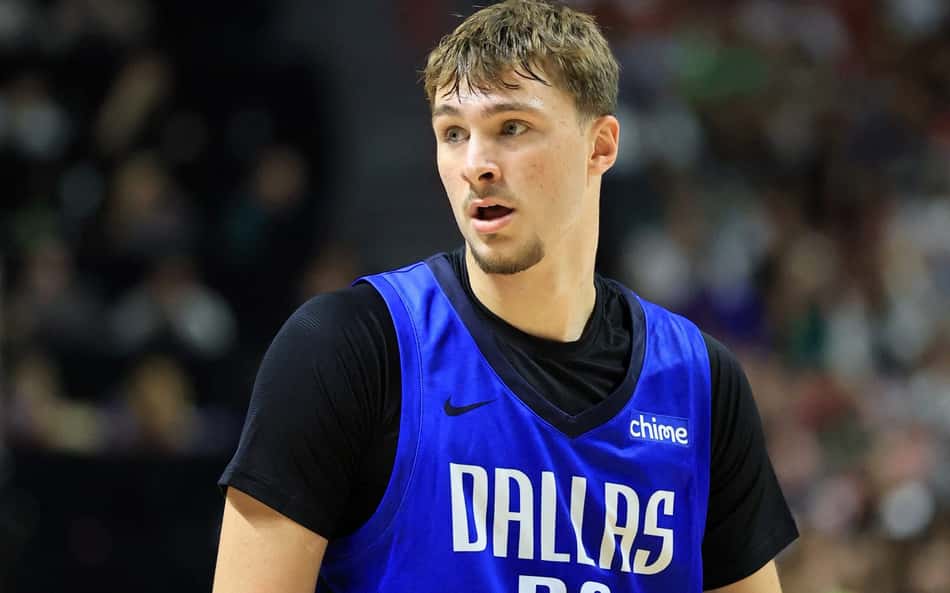 Cooper Flagg, do Mavericks, em ação contra o Spurs na Summer League (Foto: Ryan Stetz/NBAE via Getty Images/AFP)