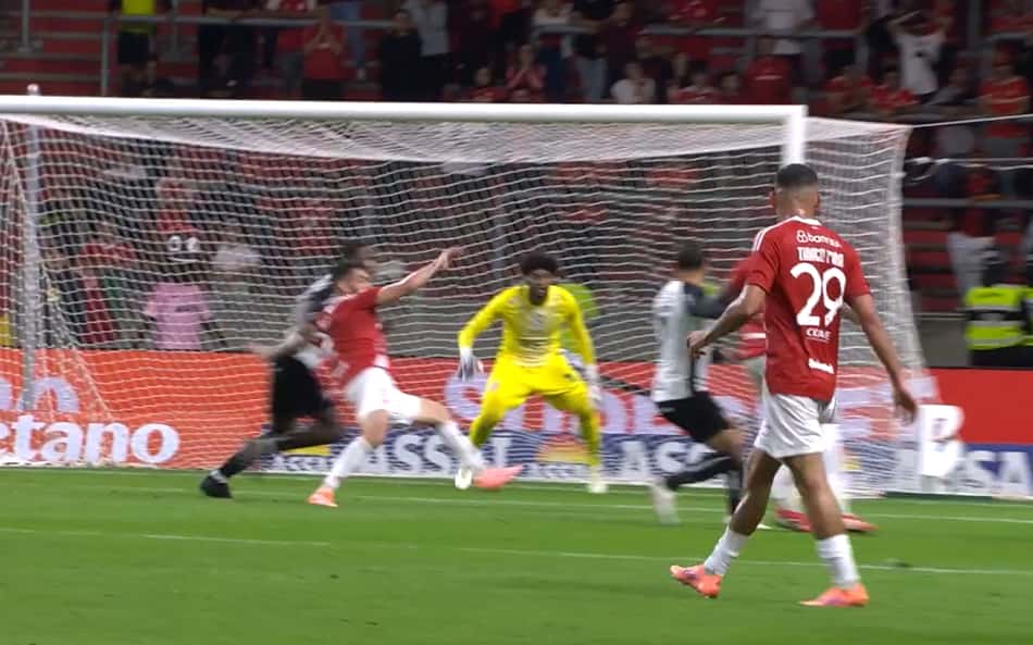 CBF divulga áudio do VAR em lance de pênalti do Internacional contra o Corinthians
