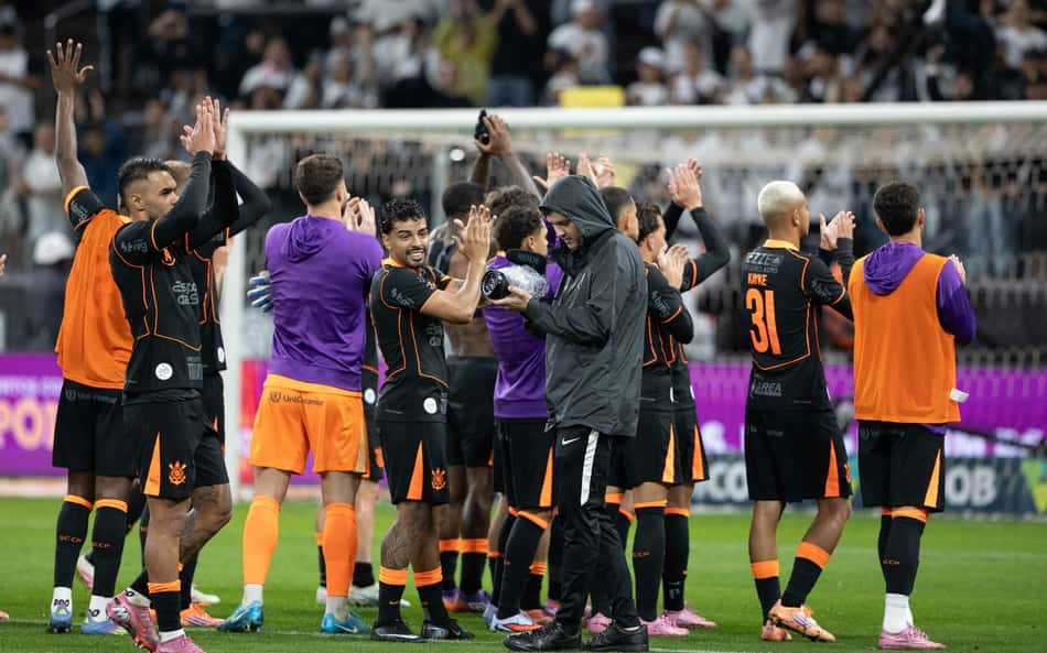 Torcedores do Corinthians apontam melhor em campo contra o Atlético: 'Te amo'