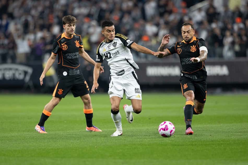 Corinthians e Atlético-MG estão se enfrentando pelo Brasileirão (Foto: Joisel Amaral/AGIF)