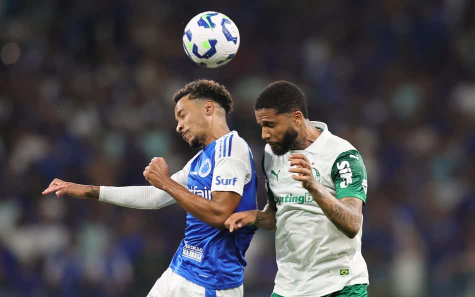 Matheus Pereira, do Cruzeiro, disputa bola durante partida contra o Palmeiras no Mineirão