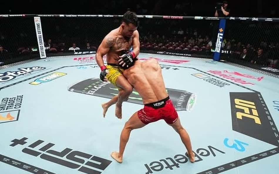 Brasileiro 'vira' luta com nocaute no UFC 320 e impressiona web: 'Absurda'