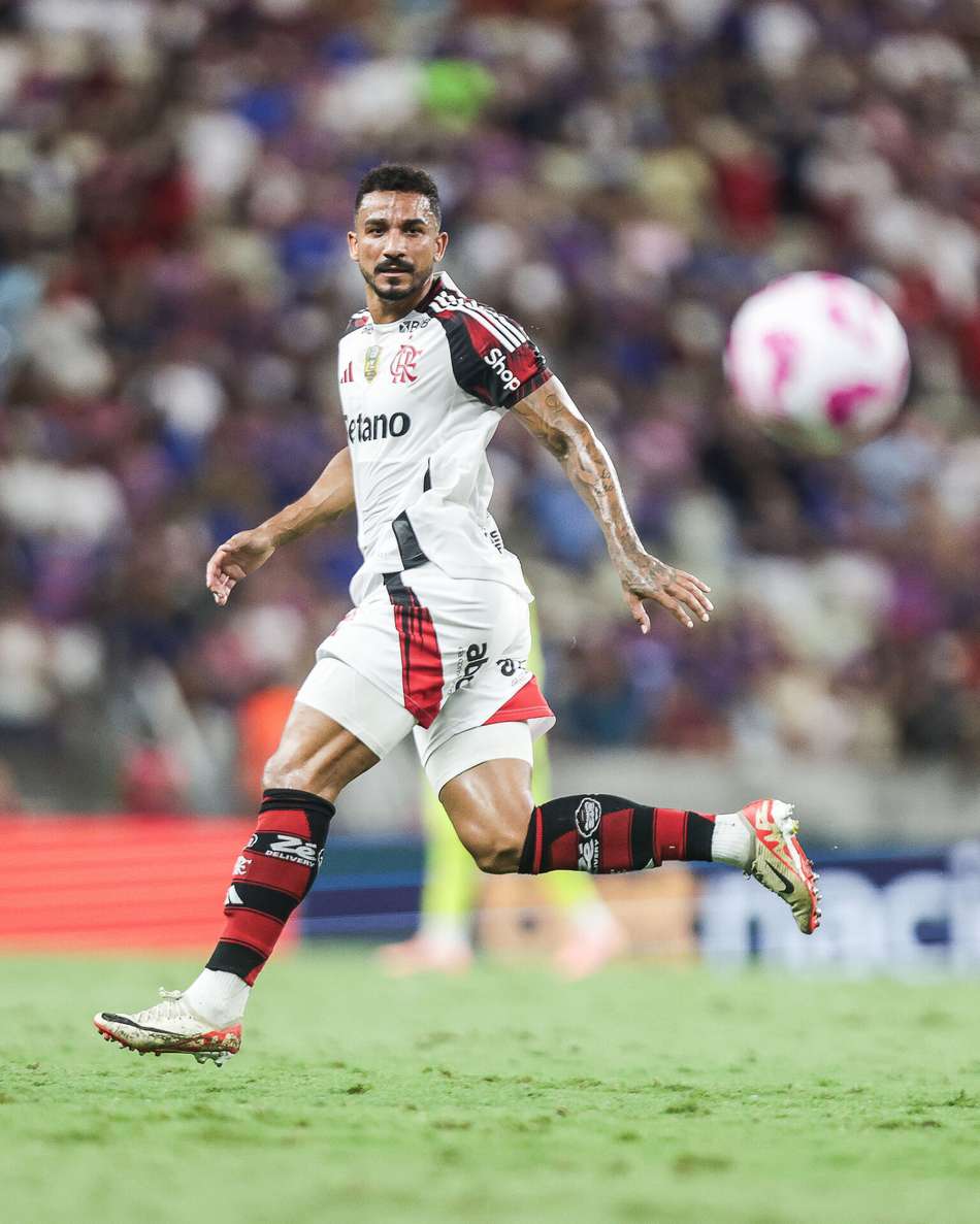 Danilo em campo pelo Flamengo contra o Fortaleza, pelo Brasileirão (Foto: Gilvan de Souza/Flamengo)