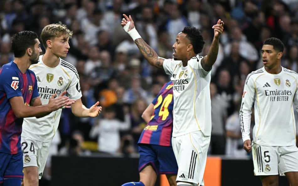 Éder Militão em ação no duelo entre Real Madrid e Barcelona (Foto: Oscar DEL POZO / AFP)