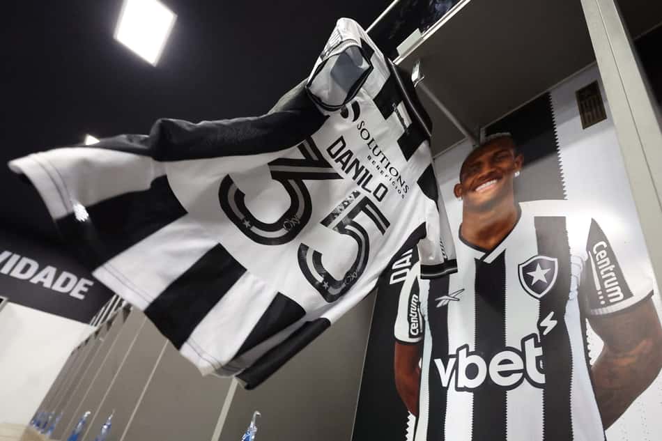 Botafogo enfrenta o Santos precisando vencer para não se afastar do G-4 