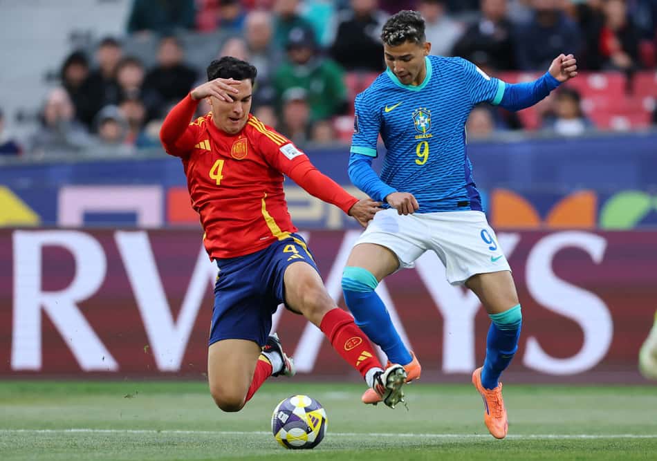 Deivid Washington em ação no jogo do Brasil contra a Espanha pelo Mundial Sub-20 (Photo by Javier TORRES / AFP)
